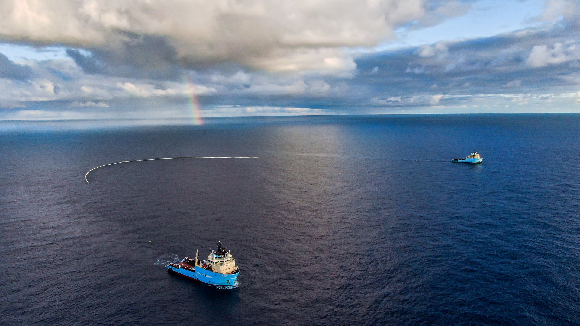 The Ocean Cleanup's System002 in actie