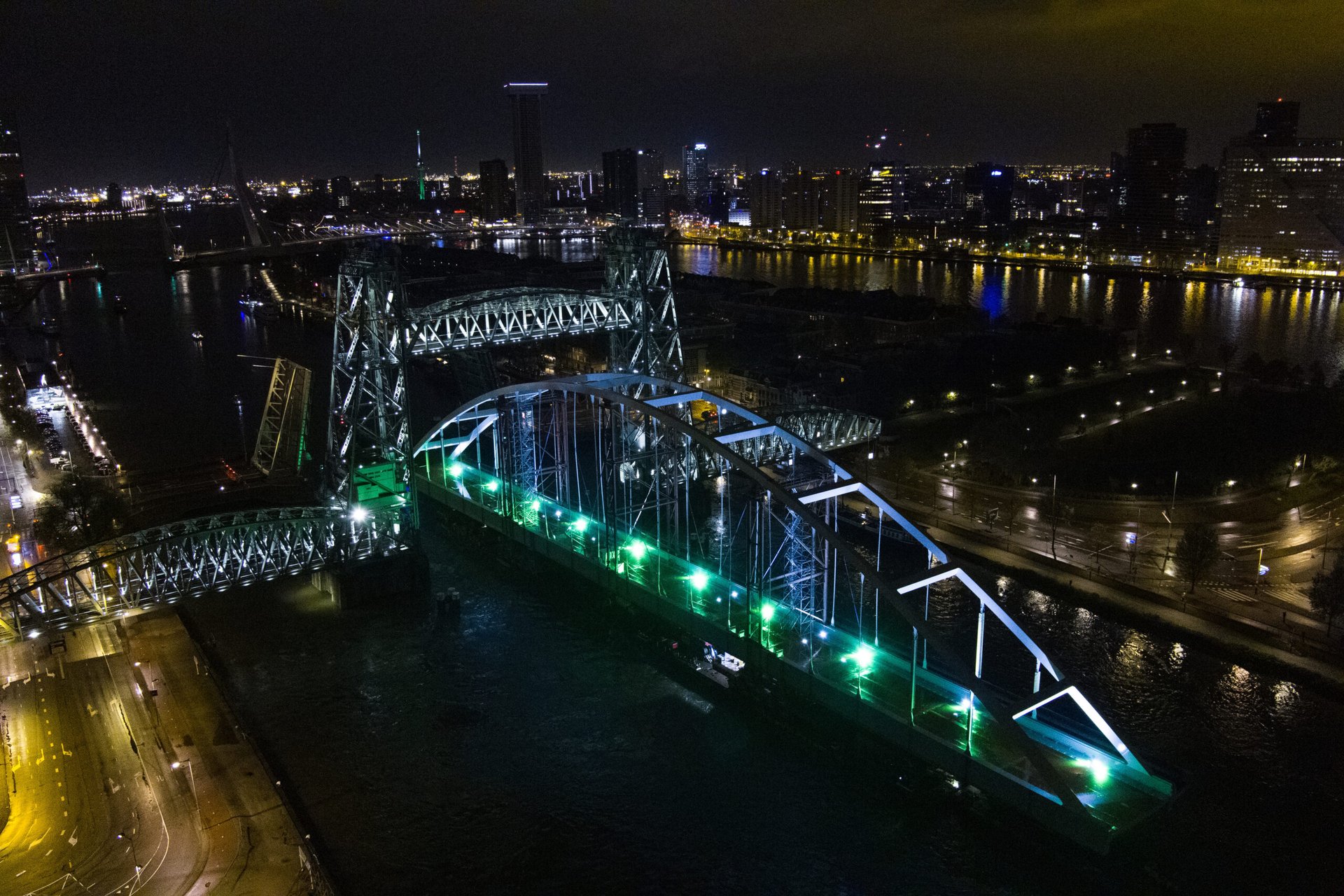 De Suurhoffbrug op transport