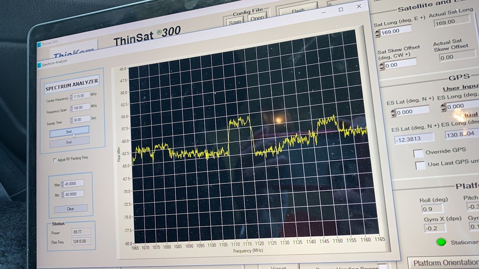 Een blik op de spectrum weergave waarop het homing signaal van de gloednieuwe Intelsat H3e satelliet zichtbaar is.