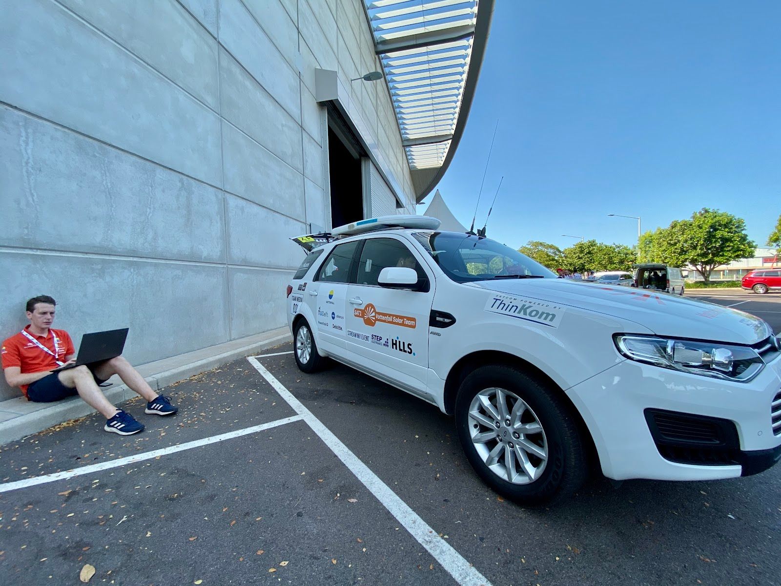 Het satelliet voertuig bij de static scrutineering voorafgaand aan de race.