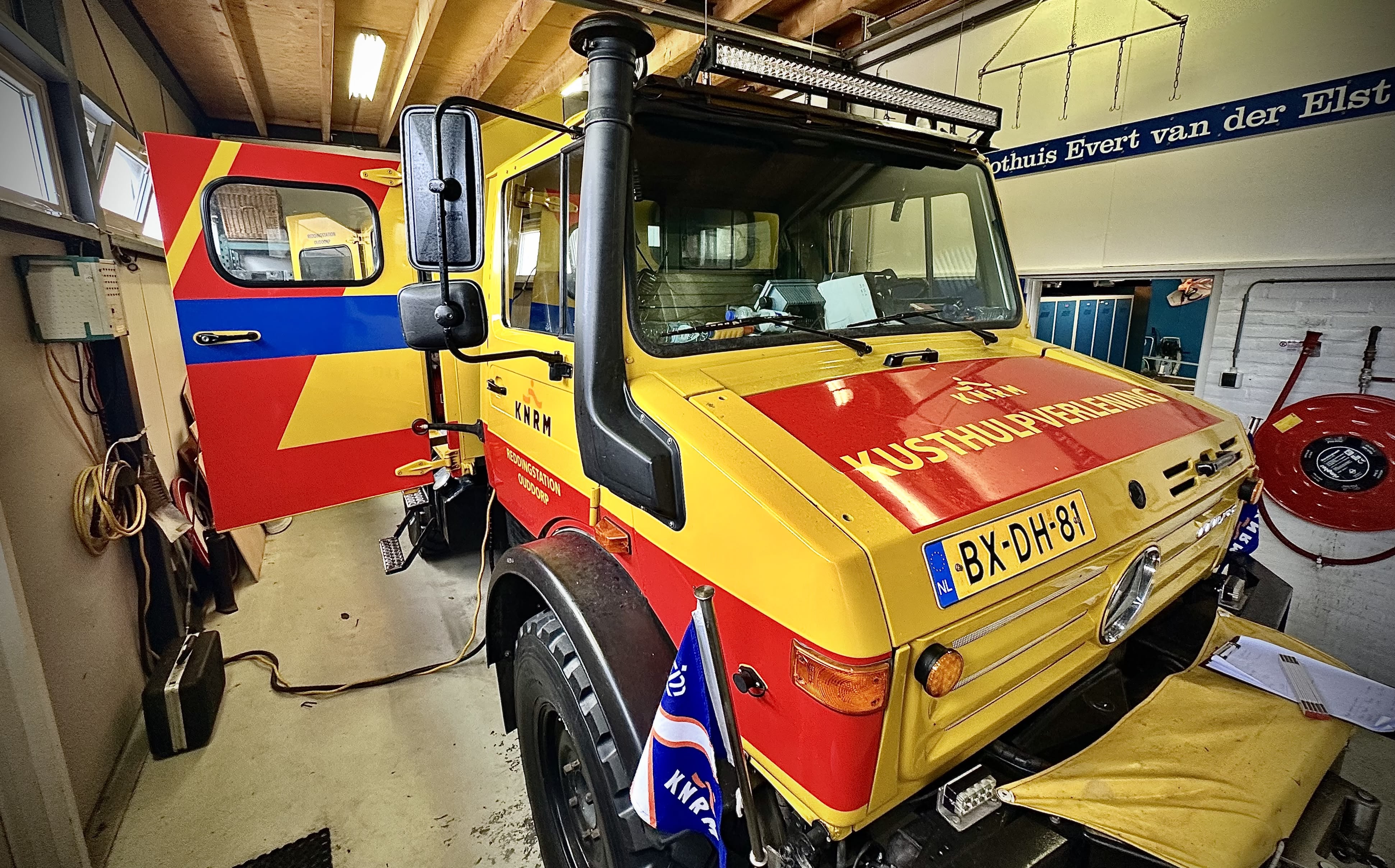 Het kusthulpverleningsvoertuig (Unimog)