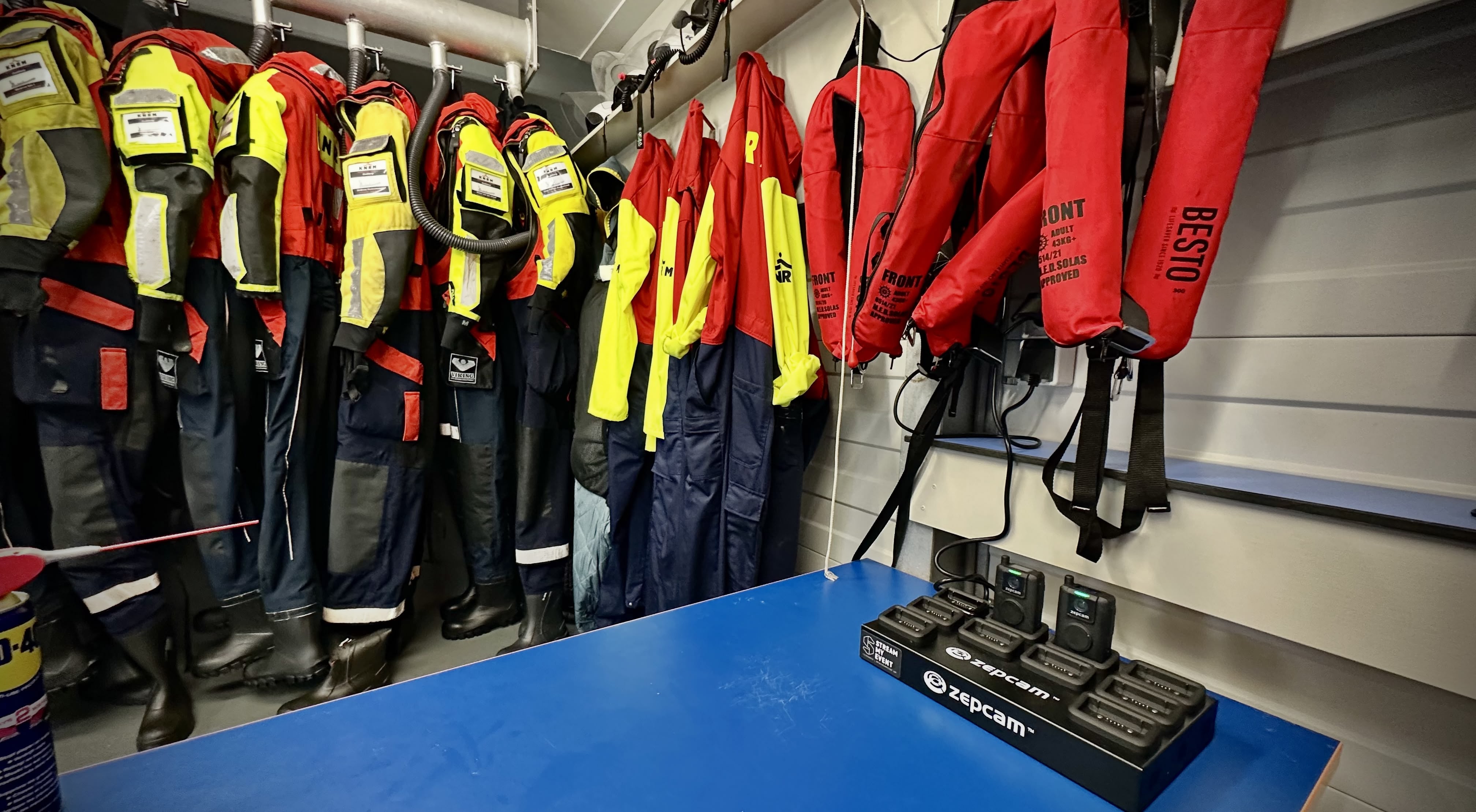 De bodycams direct naast de reddingpakken